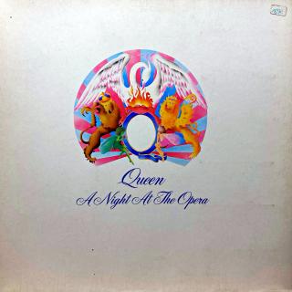 LP Queen ‎– A Night At The Opera (Deska je v pěkném stavu, jen lehce ohraná s velmi jemnými vlásenkami a asi třemi opticky výraznějšími. Zvuk je bezvadný a čistý i v pasážích mezi skladbami. Rozevírací obal je pěkný, jen lehce obnošený. Orig. vnitřní obal