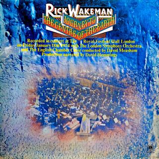 LP Rick Wakeman ‎– Journey To The Centre Of The Earth (Včetně přílohy (4 strany). Deska je v krásném a lesklém stavu, pouze velmi jemné vlásenky. Hraje bezvadně, skvělý a čistý zvuk i v pasážích mezi skladbami. Rozevírací obal je taky pěkný, pouze drobné 