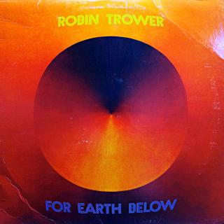 LP Robin Trower ‎– For Earth Below (Deska je v pěkném stavu, drobné a lehké stopy používání. Hraje fajn, jen mírný praskot v pasážích mezi skladbami. Obal mírně obnošený s ohnutými rohy.)