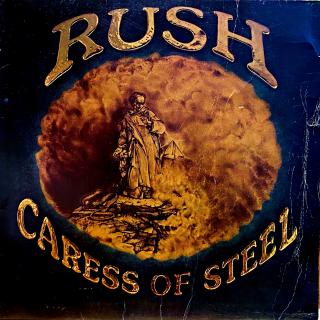 LP Rush – Caress Of Steel (čtěte popis) (Deska je v horším stavu s několika výraznými škrábanci a mnoho jemných povrchových oděrek. Nicméně hraje dobře s mírným praskotem v záznamu, v tichých pasážích praskot výraznější. Rozevírací obal je zepředu obnošen