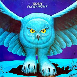 LP Rush – Fly By Night (Deska je v krásném a lesklém stavu, pouze několik jemných vlásenek. Hraje skvěle, výborný a čistý zvuk. Obal je taky velmi pěkný a lesklý, jen drobné jemné oděrky na hranách.)
