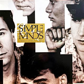 LP Simple Minds ‎– Once Upon A Time (Deska je mírně ohraná s vlásenkami i velmi jemnými povrchovými oděrkami. Hraje bezvadně, výborný zvuk, jen mírný praskot mezi skladbami. Obal je v krásném stavu, nenápadná stopa po cenovce na čelní straně viz foto.)