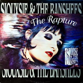 LP Siouxsie &amp; The Banshees ‎– The Rapture (Limited Edition. Deska trochu ohraná. Hodně jemných vlásenek a drobné oděrky. Záznam stále ve velmi dobré kondici, mírný praskot jen v tichých pasážích. Obal jen mírně obnošený. Originální vnitřní obal s poti