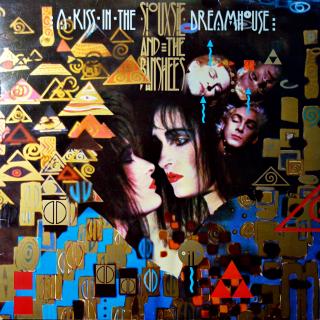 LP Siouxsie And The Banshees ‎– A Kiss In The Dreamhouse (Deska trochu ohraná. Hodně vlásenek, ale žádný výrazný škrábanec. Slyšitelný mírný praskot v pasážích mezi skladbami. Obal jen lehce obnošený.)