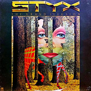 LP Styx – The Grand Illusion (Deska je v krásném a lesklém stavu, jen pár jemných vlásenek. Hraje výborně, bezvadný a čistý zvuk i v pasážích mezi skladbami. Na čelní i zadní straně obalu jsou dole oděrky viz fotky. Orig. vnitřní obal s potiskem.)