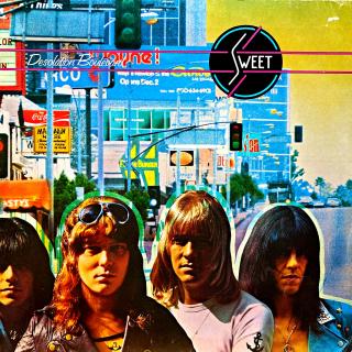 LP Sweet – Desolation Boulevard (Deska je mírně ohraná s mnoha jemnými vlásenkami. Hraje fajn, dobrý zvuk, mírný praskot v tichých pasážích. Rozevírací obal je pěkný s jednou malou oděrkou na čelní straně viz foto a velmi jemné oděrky na hranách.)