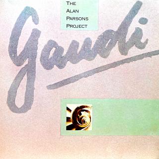 LP The Alan Parsons Project ‎– Gaudi (Deska je v pěkném a lesklém stavu, lehce ohraná s jemnými vlásenkami a několika drobnými povrchovými oděrkami. Hraje výborně, bezvadný a čistý zvuk. Obal je v krásném stavu, jen stopa po stržené cenovce na zadní stran
