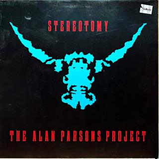LP The Alan Parsons Project – Stereotomy (Deska je v krásném a lesklém stavu, téměř perfektní, jen pár ultra-jemných vlásenek. Hraje výborně, skvělý a čistý zvuk i v tichých pasážích. Obal má jednu malou oděrku na hraně a cenovku na čelní straně viz foto.