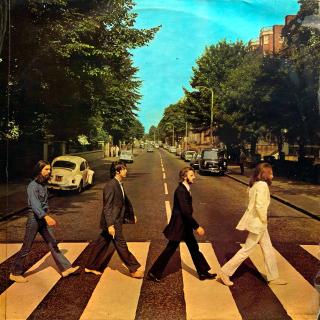 LP The Beatles ‎– Abbey Road (Deska je mírně ohraná, mnoho jemných vlásenek a dvě velmi jemné povrchové šmouhy viz foto. Hraje dobře s mírným praskotem v záznamu, v tichých pasážích praskot výraznější. Obal má hranu spravenou páskou viz foto, jinak jen le