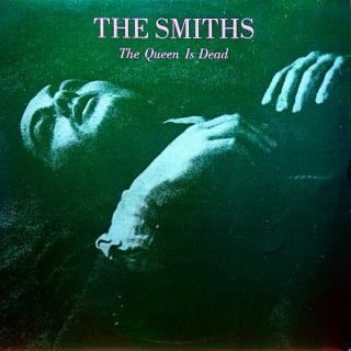 LP The Smiths ‎– The Queen Is Dead (Deska je v krásném stavu, lesklá, jen několik ultra-jemných vlásenek. Rozevírací obal taky v krásném stavu, pouze drobné stopy používání a malá cenovka na zadní straně. Včetně orig. vnitřního obalu s potiskem.)