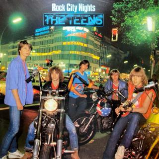 LP The Teens ‎– Rock City Nights (Deska je mírně ohraná, mnoho jemných vlásenek. Hraje fajn, bezvadný zvuk, jen mírný praskot v pasážích mezi skladbami. Obal v pěkném stavu, drobné, lehké oděrky na hranách.)