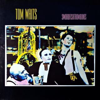LP Tom Waits ‎– Swordfishtrombones (Na desce hodně jemných vlásenek, ale žádný výrazný škrábanec. Hraje bez lupanců, ale v celé délce záznamu je slyšitelný mírný praskot. Na čelní straně obalu cenovka.)