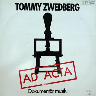 LP Tommy Zwedberg ‎– Ad Acta (Dokumentär Musik.) (OBAL MÁ PROSEKNUTÝ HORNÍ HŘBET 7CM, NALEPENA CENOVKA V DOLNÍM ROHU, DESKA MÁ VÍCE POŠKRÁBANOU SKLADBU B1, JE ZDE SLYŠET VÝRAZNĚJŠÍ ŠELEST)