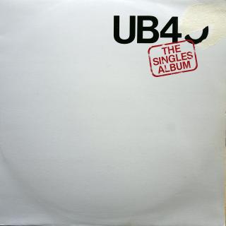 LP UB40 ‎– The Singles Album ((1980) ALBUM, NA ČELNÍ STRANĚ OBALU UTRŽENÝ KOUSEK POTISKU, JINAK OK)