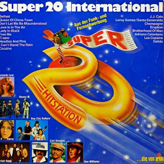 LP Various – Hitstation Super 20 International (Deska i obal jsou v krásném a lesklém stavu, jen pár velmi jemných vlásenek pod ostrým světlem.)