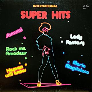 LP Various – International Super Hits (Deska i obal jsou v krásném a lesklém stavu, jen pár jemných vlásenek pod ostrým světlem.)