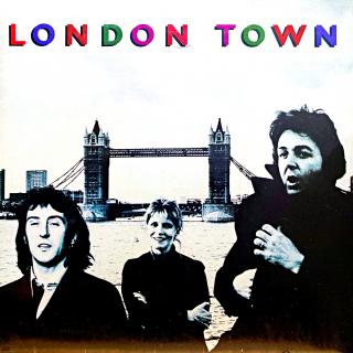 LP Wings – London Town (Včetně plakátu. Deska je pěkná a lesklá, jemné vlásenky a pár drobných povrchových oděrek. Hraje fajn, dobrý zvuk, mírný praskot v tichých pasážích. Obal ve velmi pěkném stavu. Orig. vnitřní obal s potiskem.)