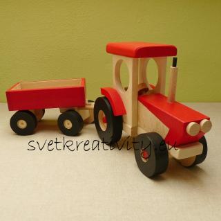 Velký dřevěný traktor s vlekem