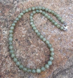 Apatit zelený náhrdelník (kuličky 6 mm)