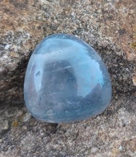 Aqua aura modrá vrtaný kámen (27 x 25 x 18 mm)