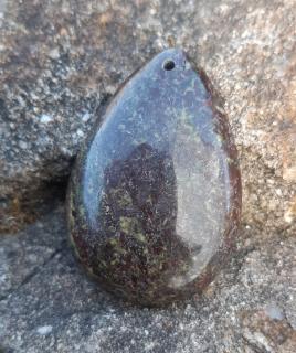 Epidot jaspis vrtaný kámen  (45 x 30 x 7 mm)