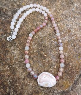 Jahodový křemen, růženín, měsíční kámen náhrdelník (kuličky 6 mm)