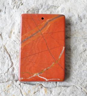 Jaspis červený vrtaný kámen 48g (61 x 40 x 8 mm)