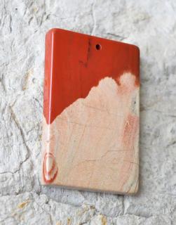 Jaspis červený vrtaný kámen 50g (61 x 40 x 8 mm)