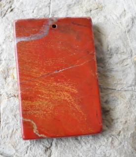 Jaspis červený vrtaný kámen 57g (61 x 40 x 10 mm)