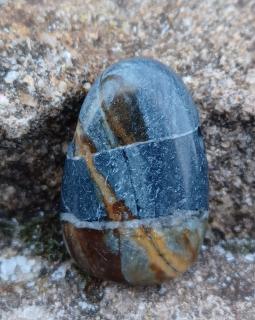 Jaspis modrý vrtaný kámen (27 x 18 x 9 mm)