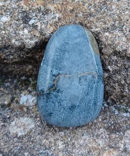 Jaspis modrý vrtaný kámen (28 x 18 x 9 mm)