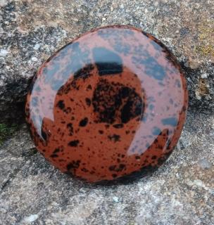 Obsidián mahagonový hmatka 20g (38 x 36 x 9 mm)