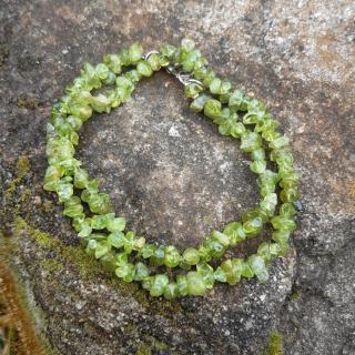 Olivín náhrdelník 45cm (sekané kameny 5-10 mm)