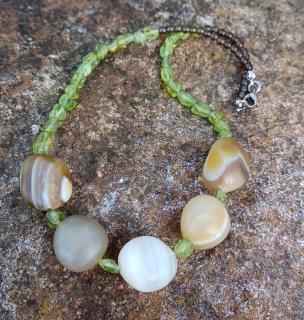 Olivín náhrdelník s acháty  (valounky 6-9 mm, kameny 15-17 mm)