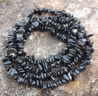 Turmalín černý šňůra dlouhá (sekané kameny 5- 10 mm)