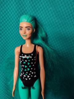 Barbie Color Reveal zelená