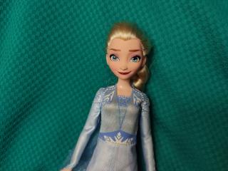 Disney Elsa v šatech