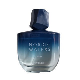 Parfémovaná pánská voda Nordic Waters 75 ml (Sepětí s vodou je v severských zemích hluboké. Tato živá, vodní vůně, neustále proměnlivá, ale přitom stále s vámi, vás s každým osvěžujícím stříknutím láká hlouběji do své vodní říše.)