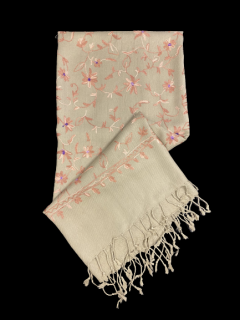 Ručně vyšívaný šátek s růžovými kvítky