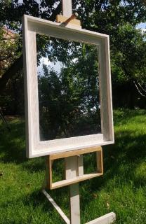 Zrcadlo s bílým patinovaným rámem