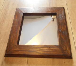 Zrcadlo v dřevěném rámu - hnědém