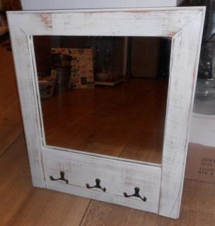 Zrcadlo v dřevěném rámu se třemi dvouháčky