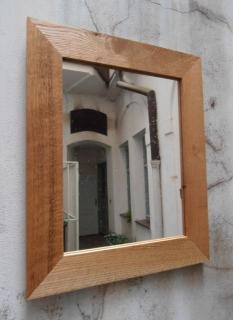 Zrcadlo v dubovém rámu