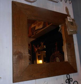 Zrcadlo v hrubém dřevěném rámu