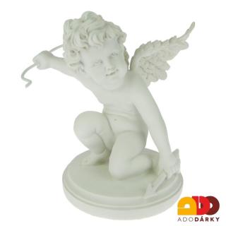 Anděl bílý na podstavci s lukem 27 cm (Soška anděla s lukem a šípem)