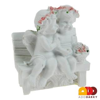 Andělé s košíkem na lavičce 8 cm (Figurka dvou andílků)