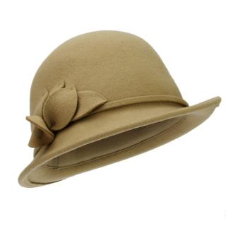 Béžový plstěný klobouk s kytičkou (Dámský klobouk vlněný KDV113)