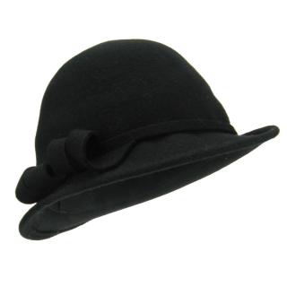 Černý plstěný klobouk s ozdobnou spirálou (Dámský klobouk KDV113)