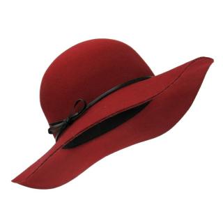 Červený plstěný klobouk s koženým řemínkem (Dámský klobouk s širokou krempou)