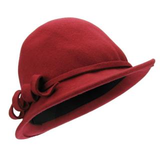 Červený plstěný klobouk s ozdobnou spirálou (Dámský klobouk vlněný KDV113)